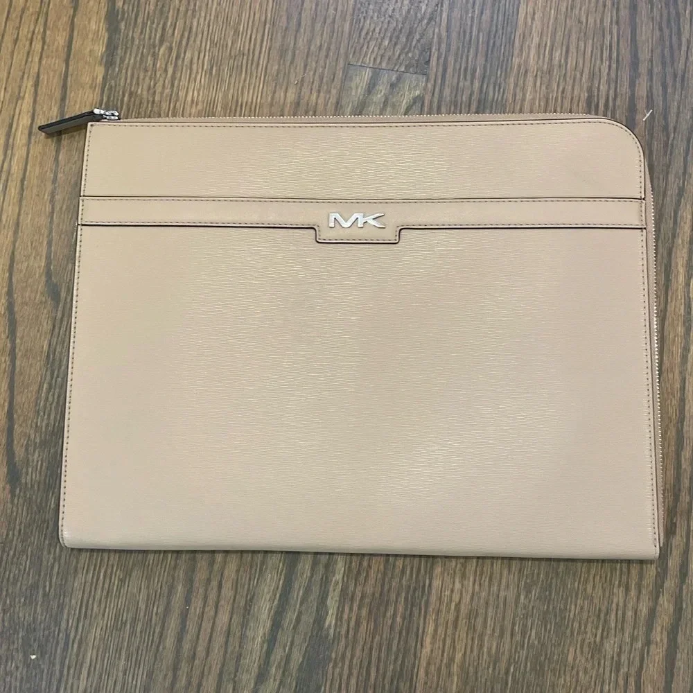 NEW Michael Kors COOPER Large Zip Laptop Case in Camel Textured